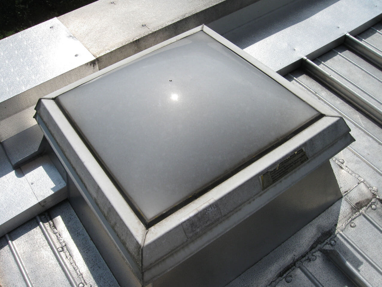 245-Dachfenster-Polycarbonat-Sonnenschutz-Hitzeschutz
