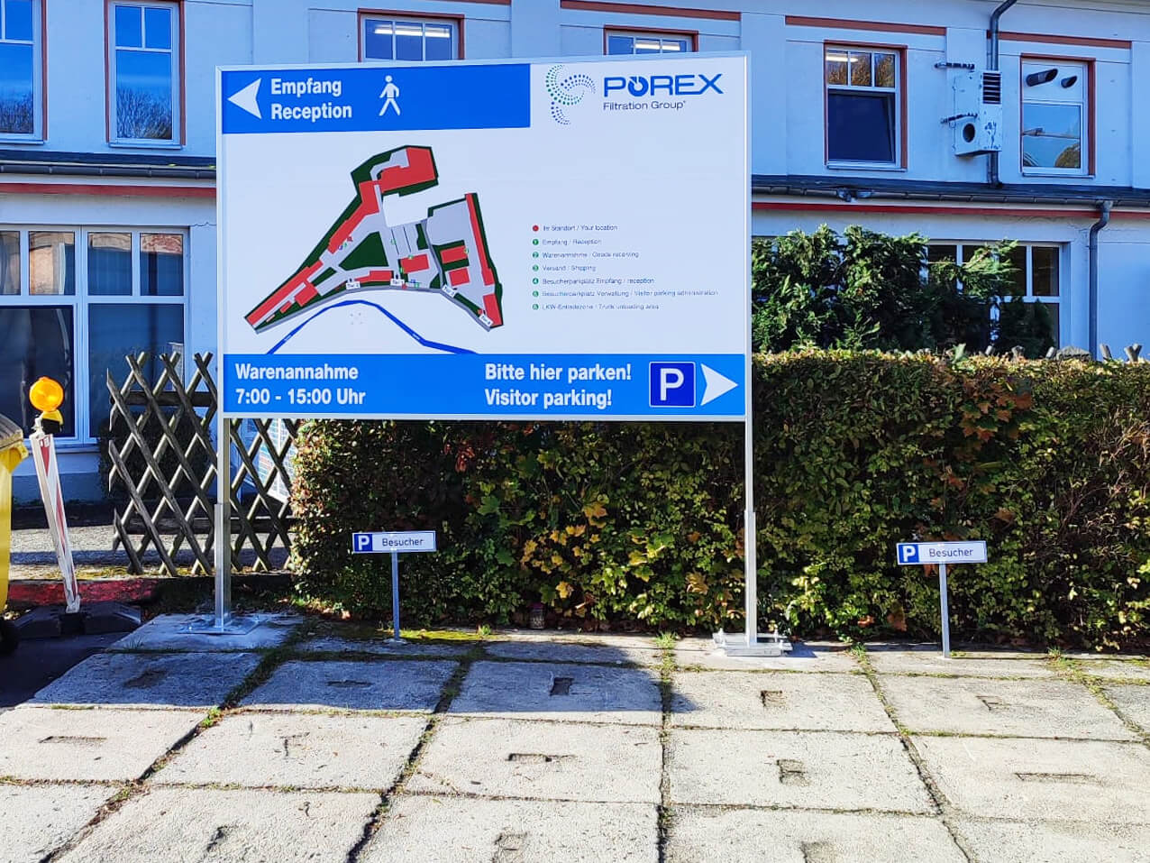 Aufsteller-gross-Parkplatzschild-Lageplan-Saeule-250x76mm