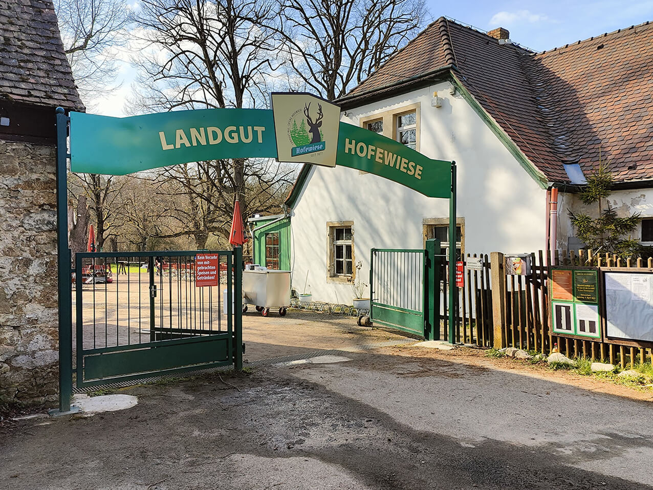Torbogen Einfahrt 755-Torbogen-Einfahrt-Neubeschilderung-Landgut-Hofewiese-Dresden