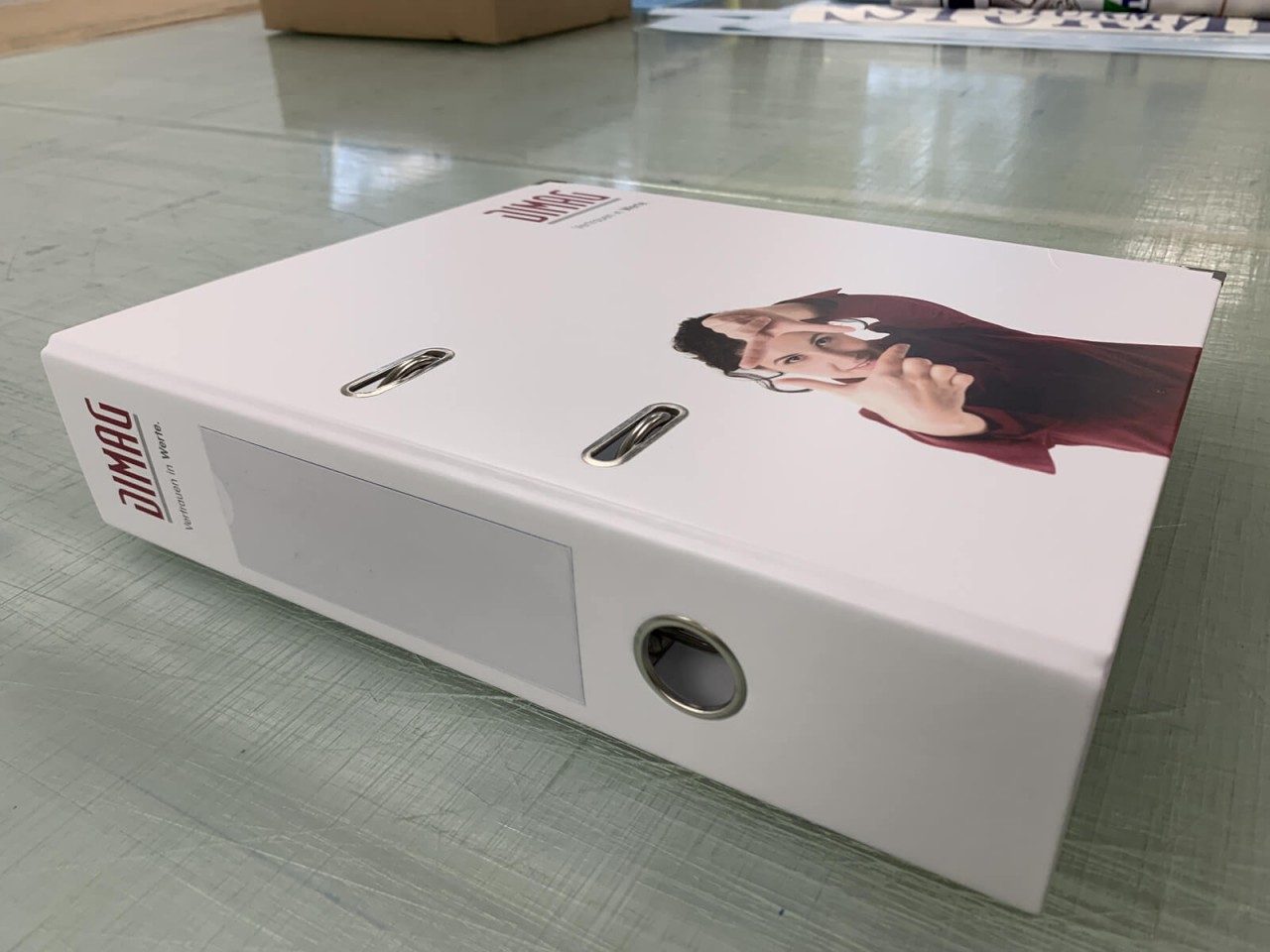 Aktenordner mit Griffloch Aktenordner mit Griffloch