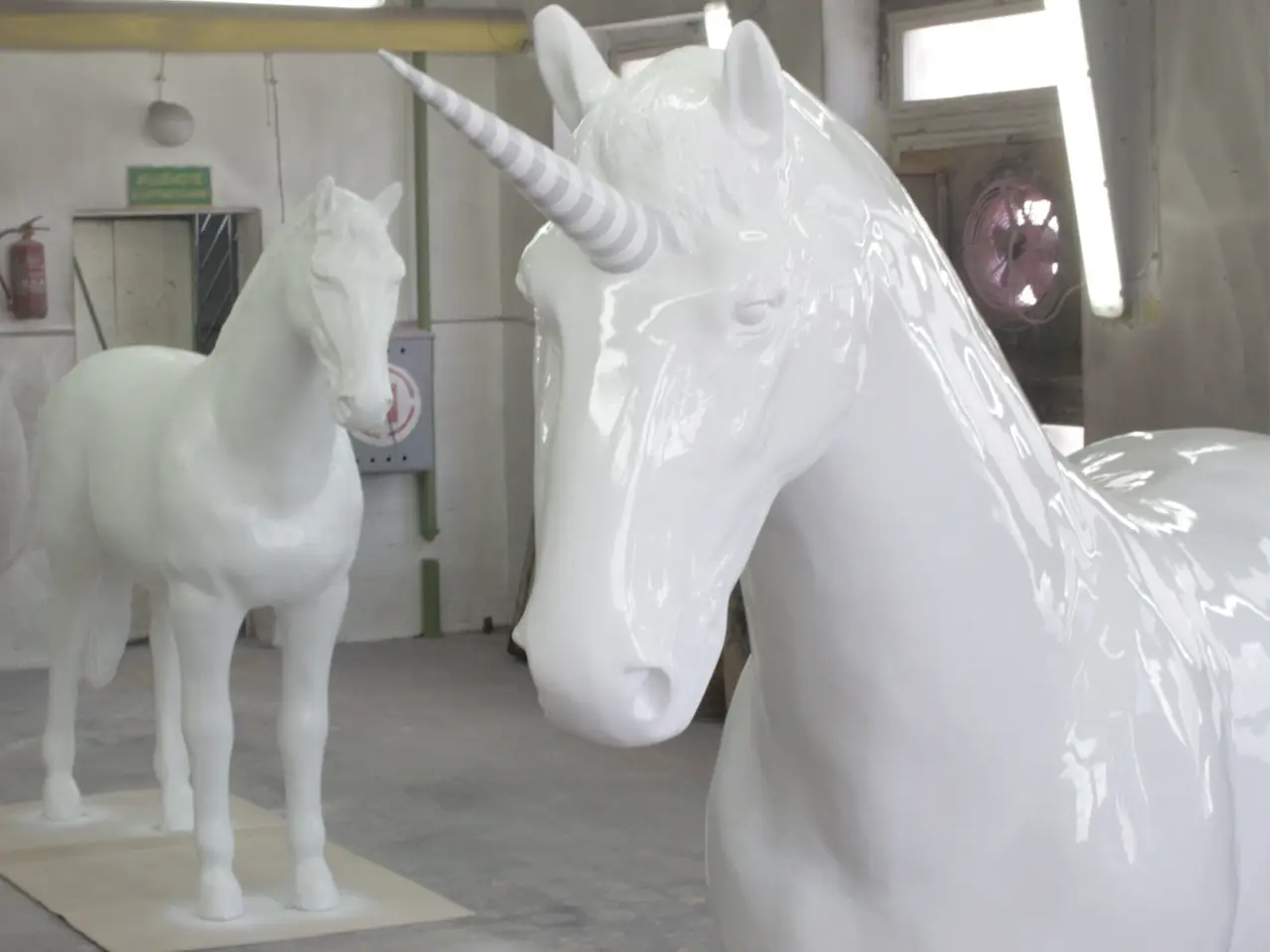 3D-XXL-Pferdefigur-Glasfaser-Werbefigur-Einhorn
