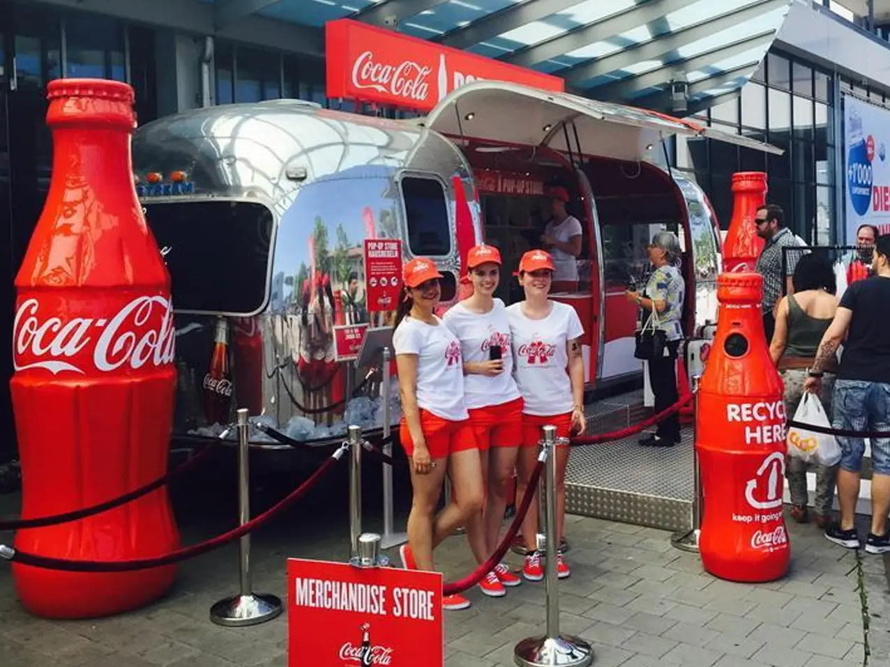 3-D-Kundenstopper-Cola-Flasche-150cm-recycling-Muelleimer-Event-Messe