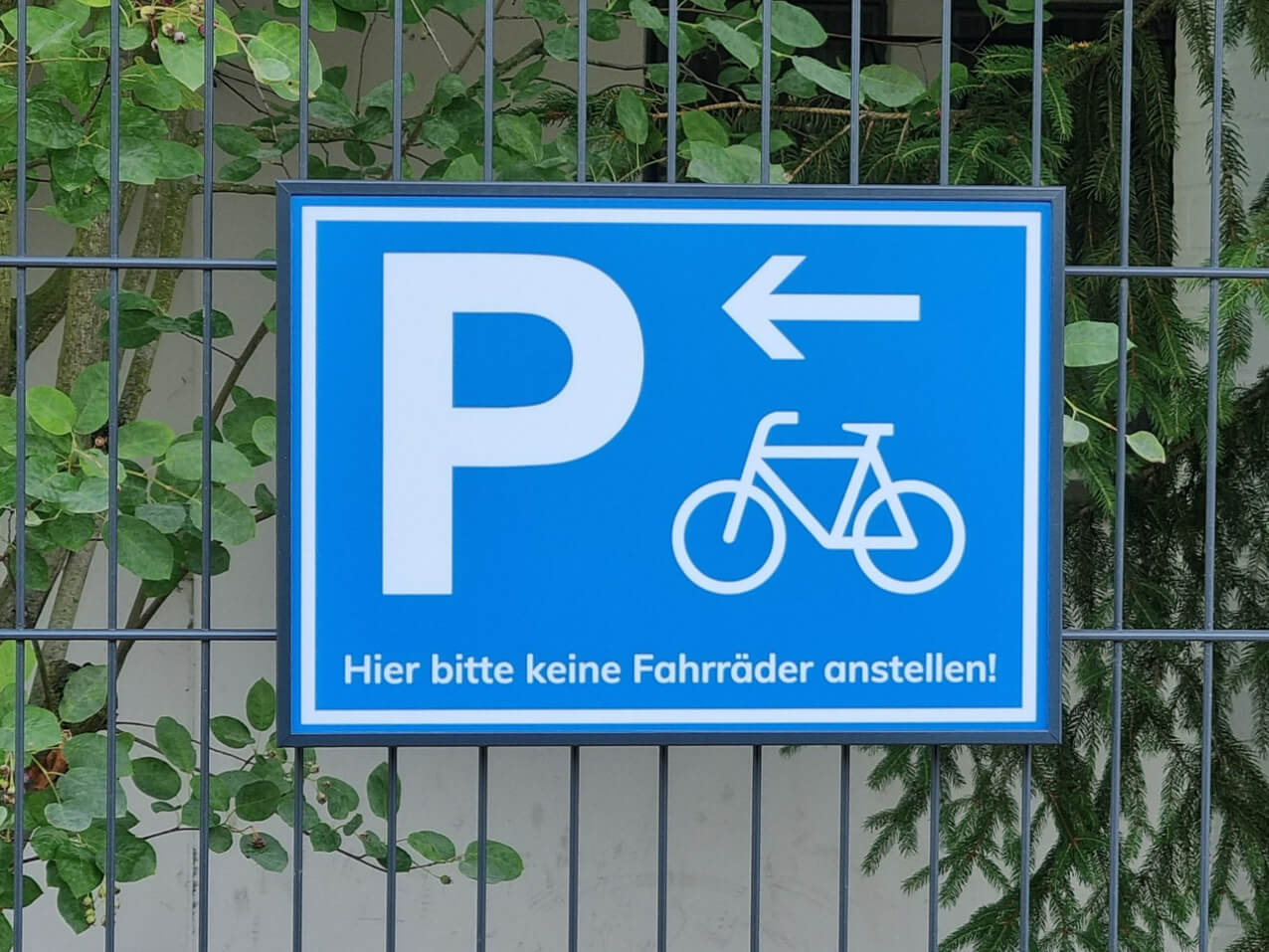 WG20495-Parkplatzschild-mit-Rahmen-50x20mm-RAL-Lackierung