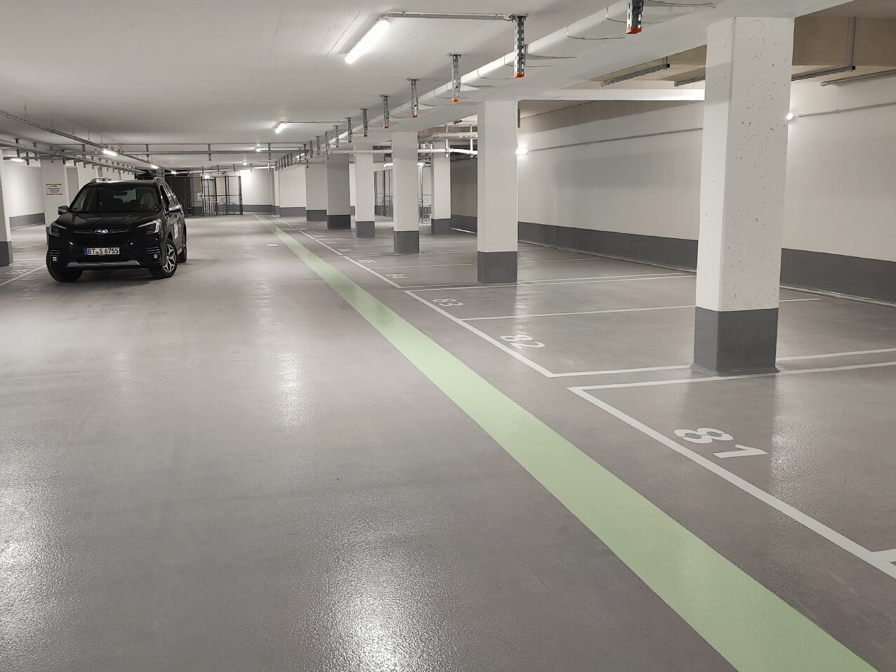 Bodenmarkierung Tiefgarage Hellgrün (Fluchtweg) Bodenmarkierung Tiefgarage Hellgrün (Fluchtweg)