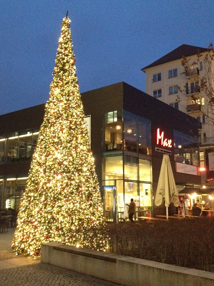 Riesen Kunstweihnachtsbaum 500-grosser-kuenstlicher-Weihnachtsbaum-12-Meter-beleuchted