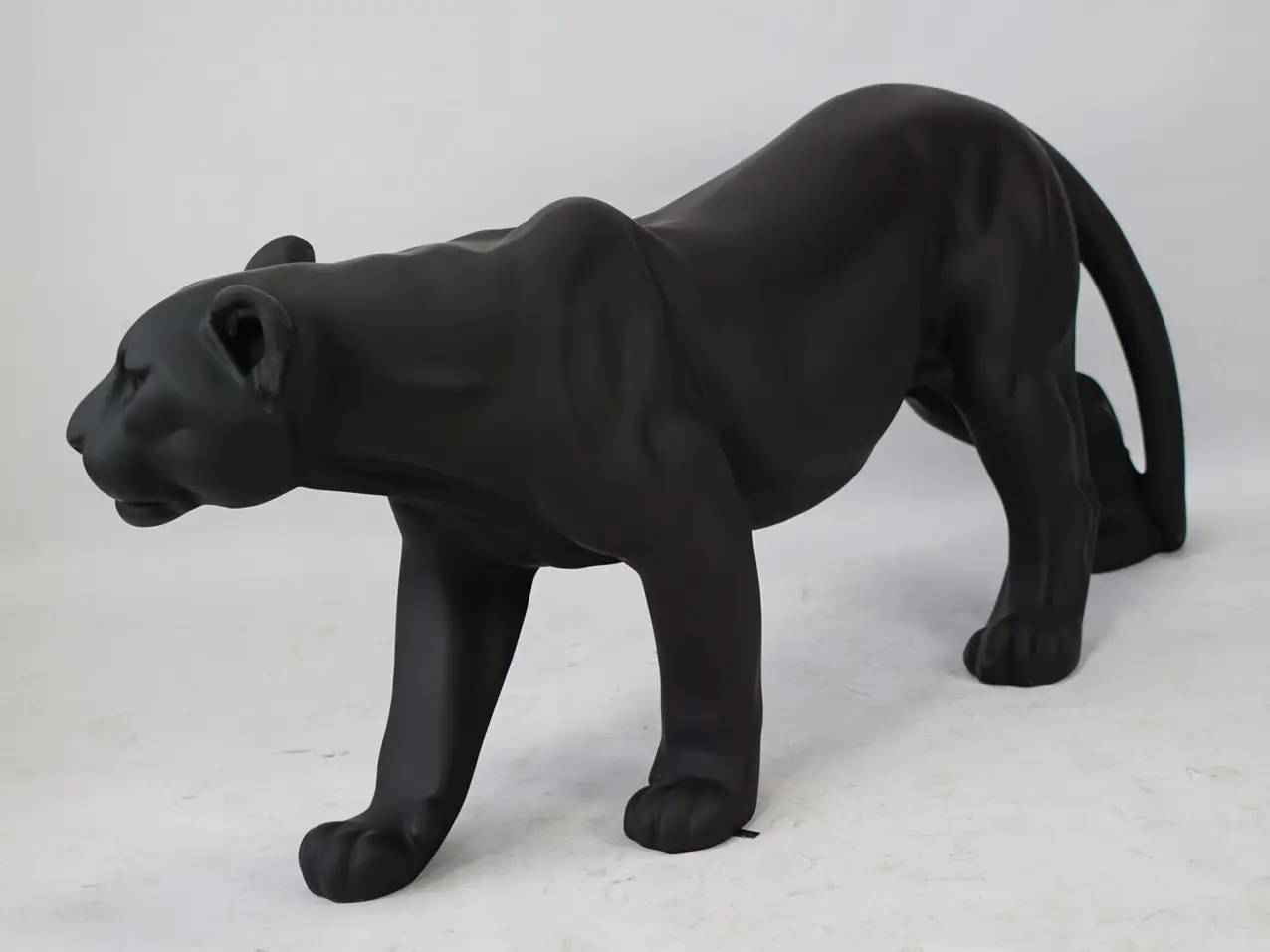 3D-lebensgrosse-Dekoration-Tierfigur-schleichender-Panther-schwarz-matt
