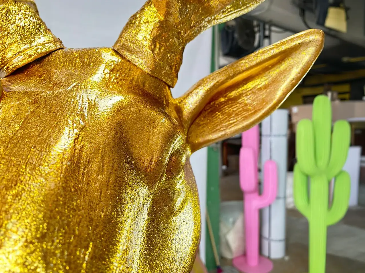 3D-XXL-Tierfigur-Waldtierskulptur-Hirschkopf-Geweih-golden-glitzer