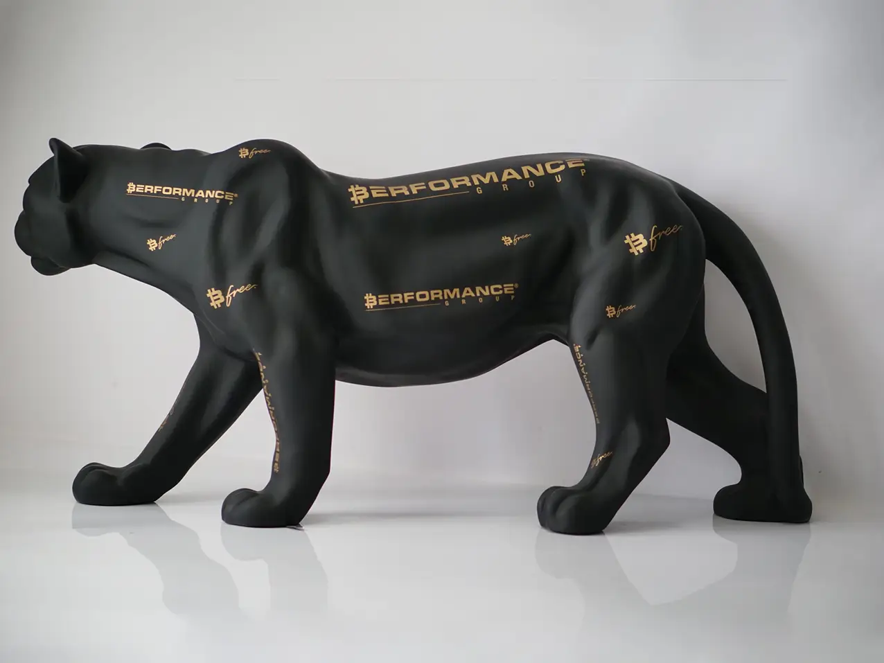 3D-grosse-Dekorationsfigur-Tierfigur-Panther-schwarz-Logobeschriftung