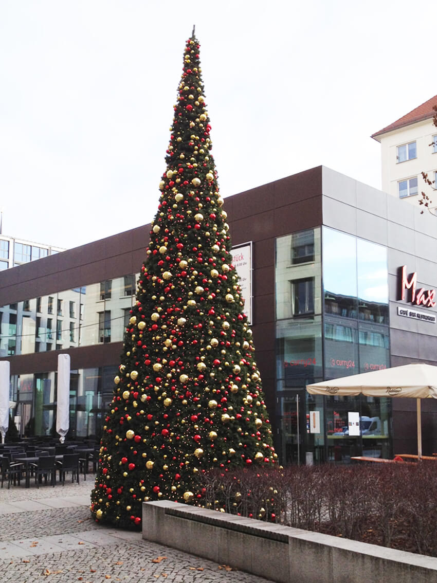 Riesen Kunstweihnachtsbaum 500-Riesen-kuenstlicher-Weihnachtsbaum-12-Meter-bunt-geschmueckt