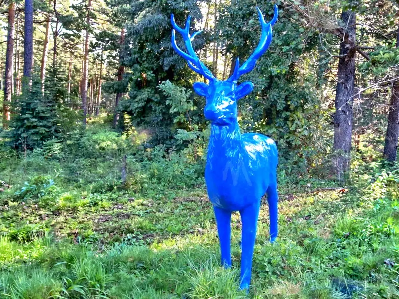 3D-XXL-Ausstellung-Event-Dekofigur-Waldtier-blauer-Hirsch-im-Wald