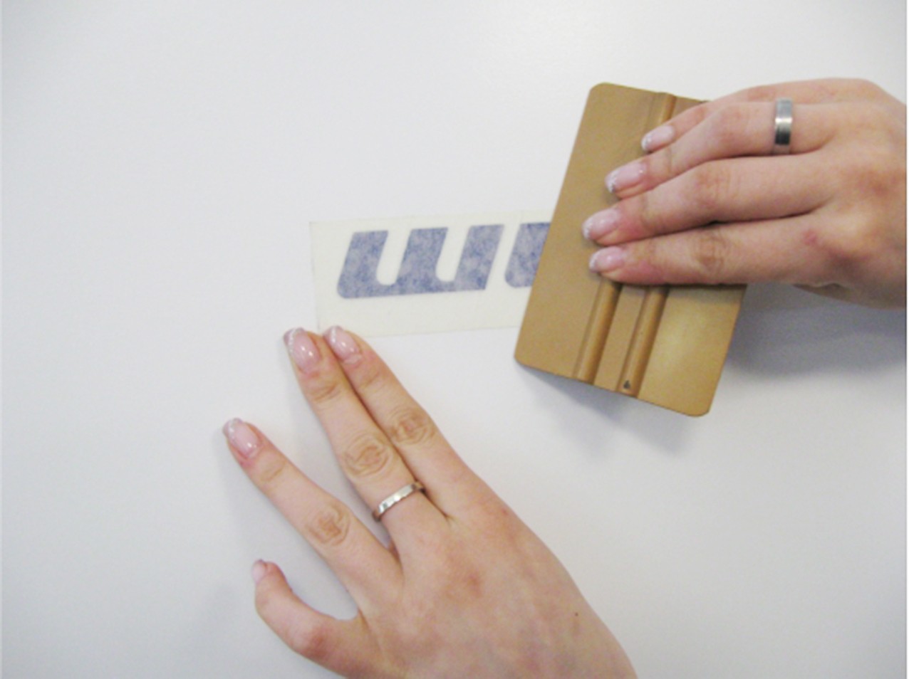 578-Beschriftung-Klebemontageanleitung-Trocken-Normal_Schritt-3-rakeln