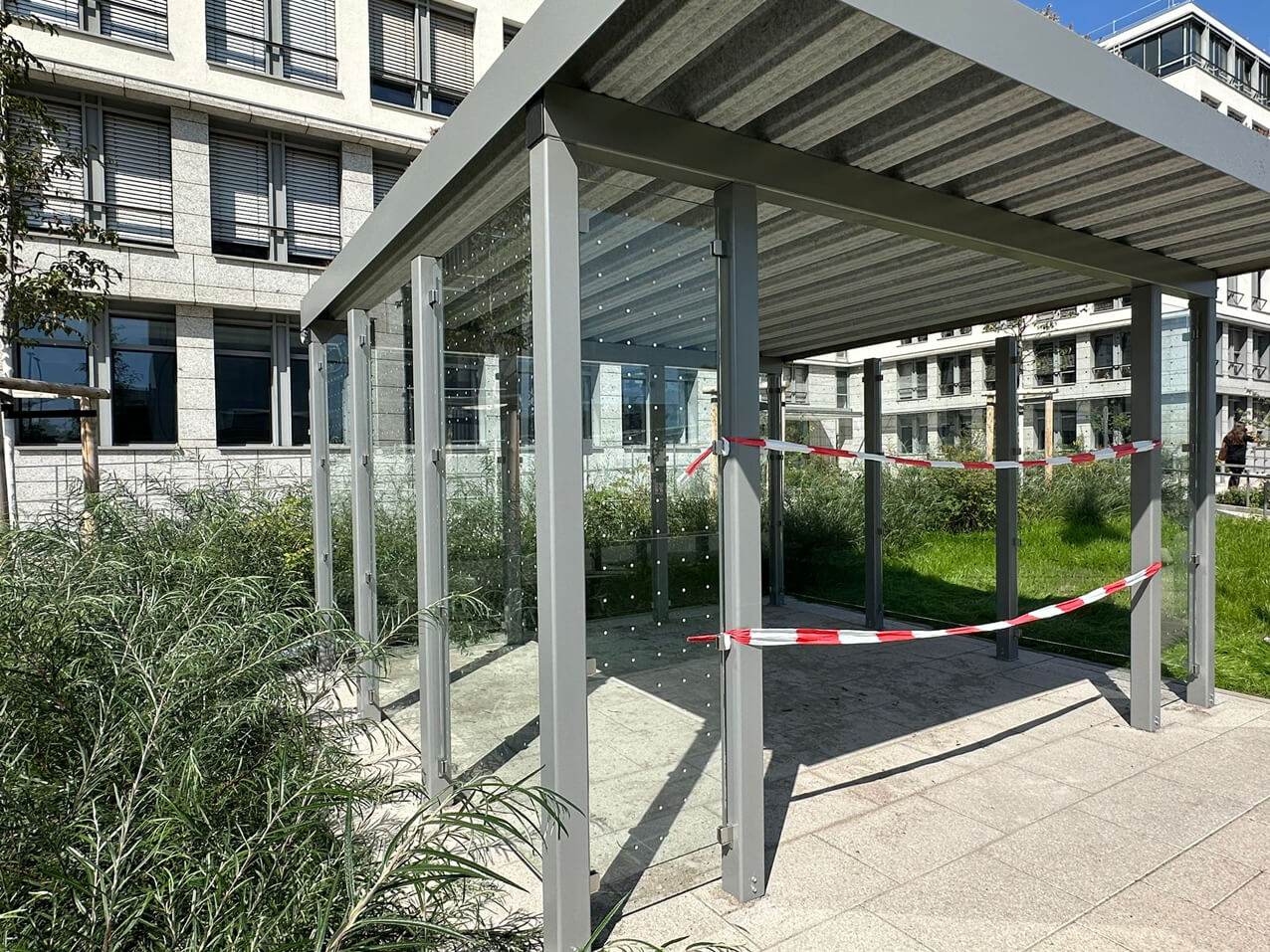 Unterstand Vogelschutzfolie 204-Unterstand-Aufprallschutz-Glasflaeche-Folierung-Vogelschutz-Seen