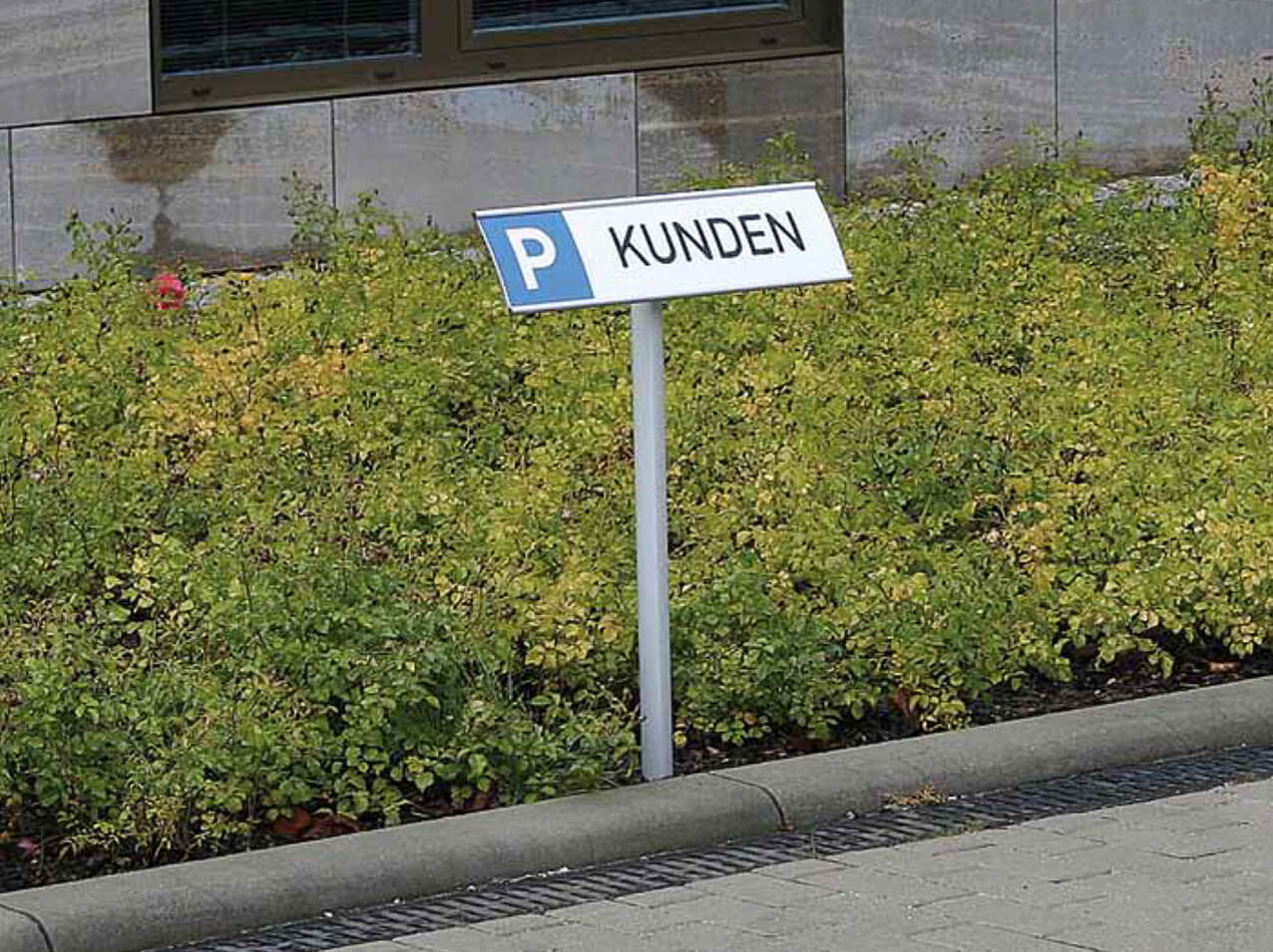 Parkplatzschild schräg Ovalrohrpfosten Parkplatzschild-schraeg-Ovalrohrpfosten-Erdspiess