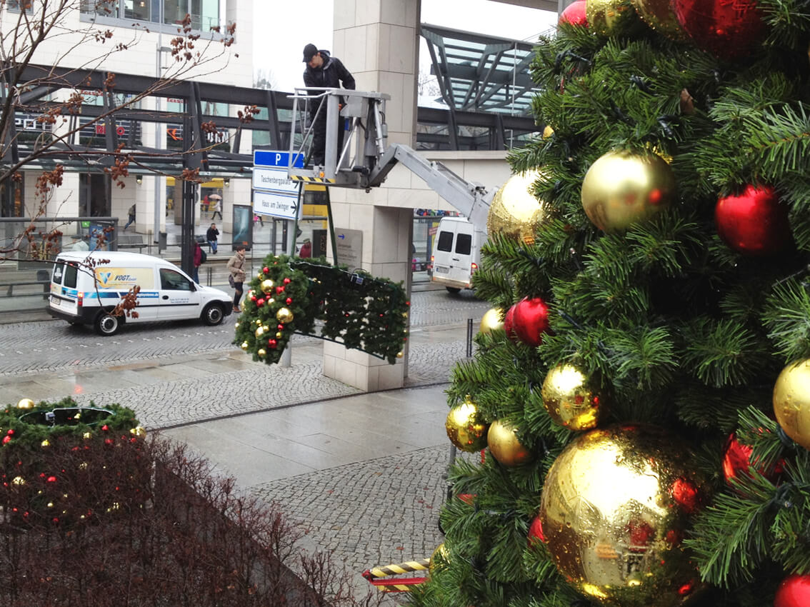 Weihnachtsbaum, Dekoration Weihnachtskugeln 500-Weihnachtsbaum-Dekoration-Aufbau-Montage
