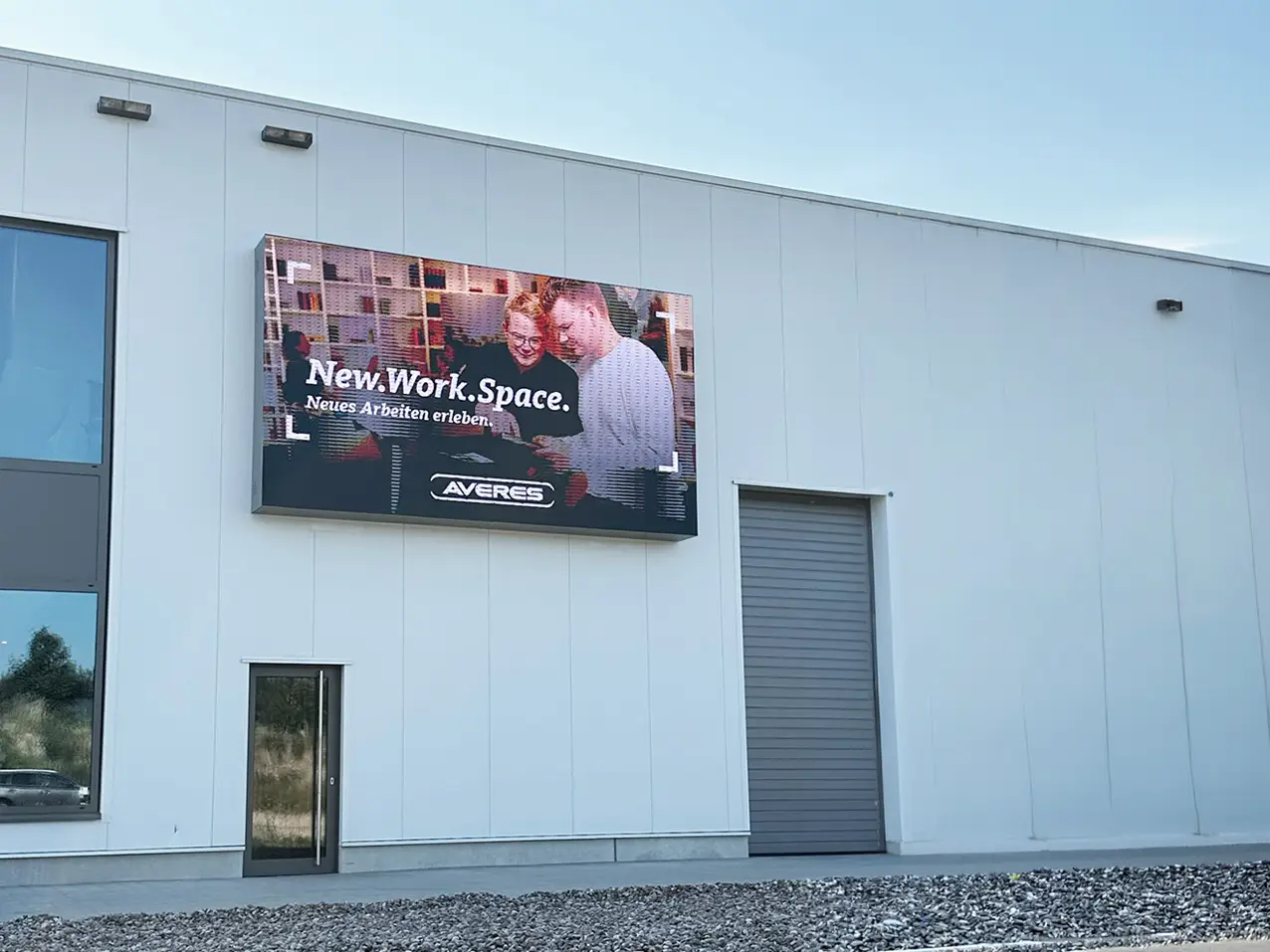 XXL-grosse-LED-Digitaltafel-Digitaldisplay-Hallenwand-Aussen