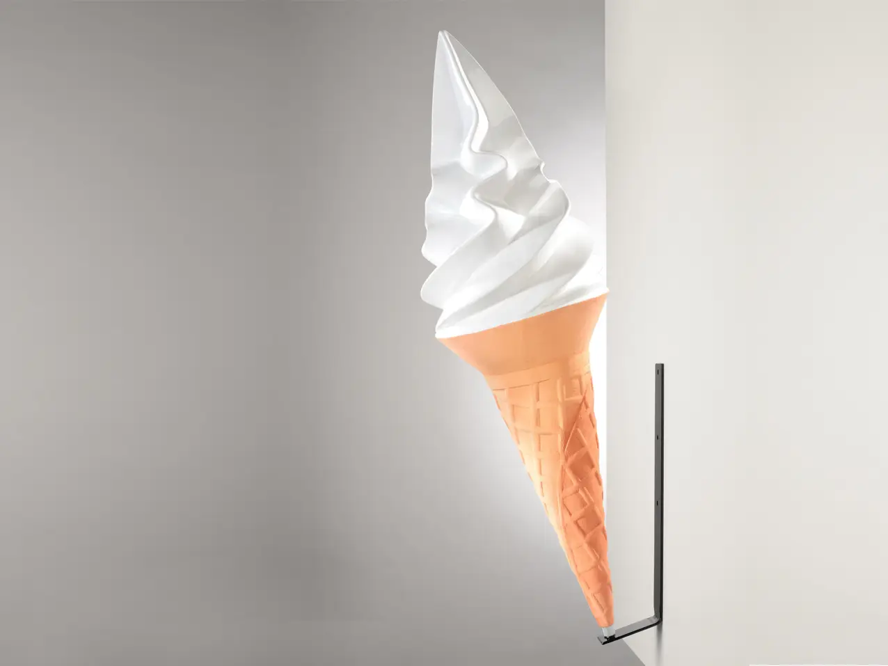 3D-XL-Werbefigur-Wandhalterung-Eistuete-Softeis-Vanille-155cm