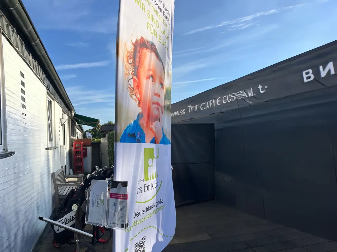 Beachflag-Haltesystem-Acrylboxhalterung-2x-DIN-lang-Flyer-Golfplatz