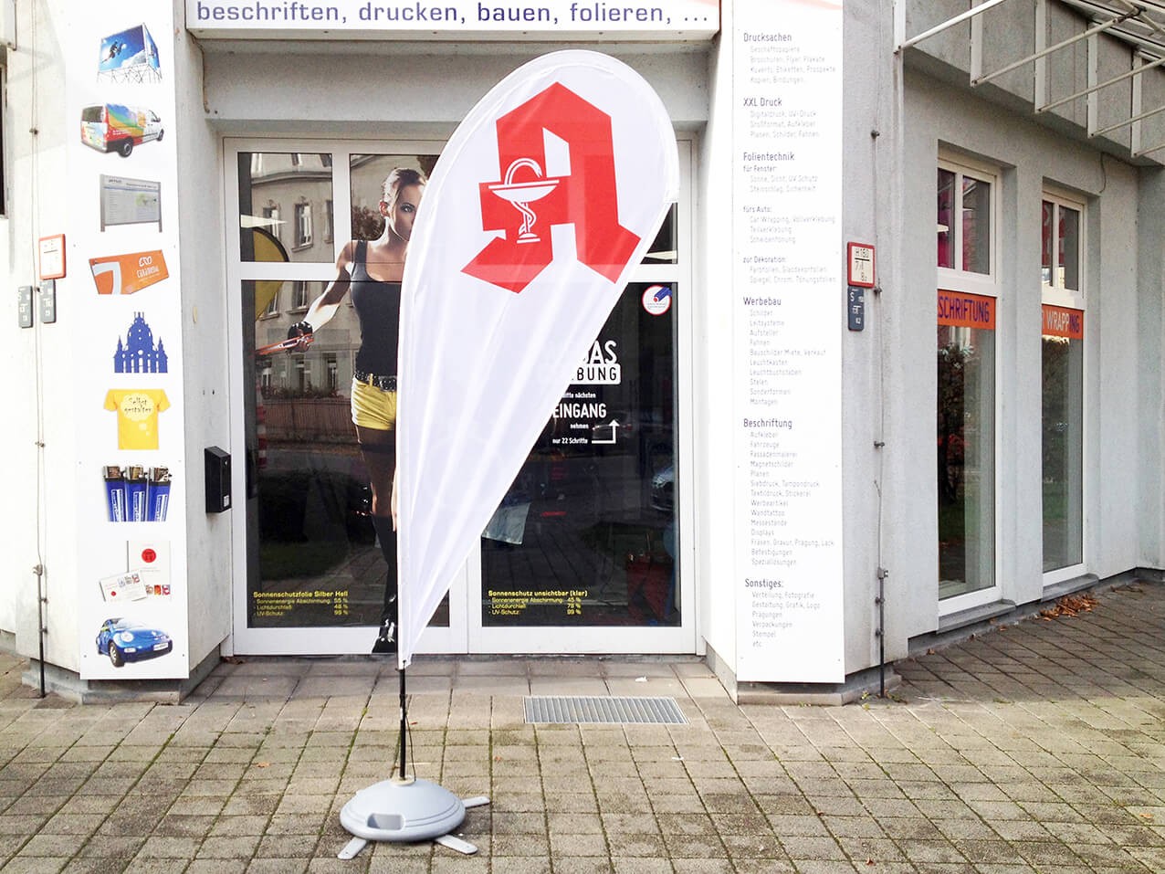 Beachflag Strandflagge Tropfen mit Apotheke Beachflag Strandflagge Tropfen mit Apotheke