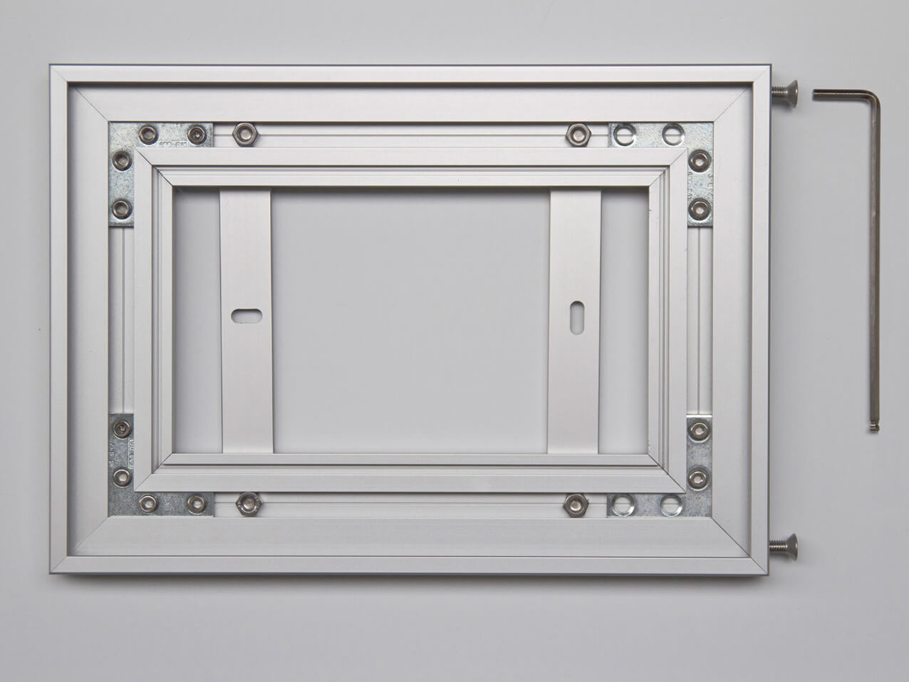 WG20495-Bausatz-Rahmenprofil-50x20mm-robust-silber-eloxiert-fuer-Beschilderung