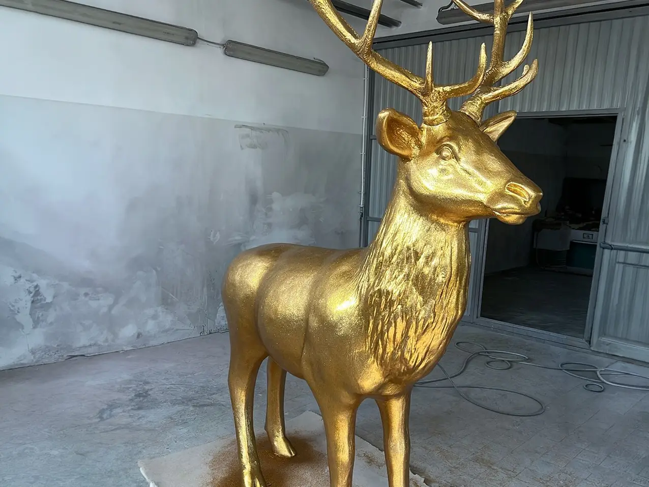 3D-XXL-Tierfigur-Waldtier-Hirsch-gold-lackiert
