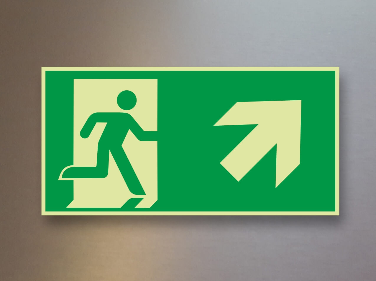 Rettungszeichen-Notausgang-Fluchtweg-nachleuchtend-Pfeil-rechts-aufwaerts