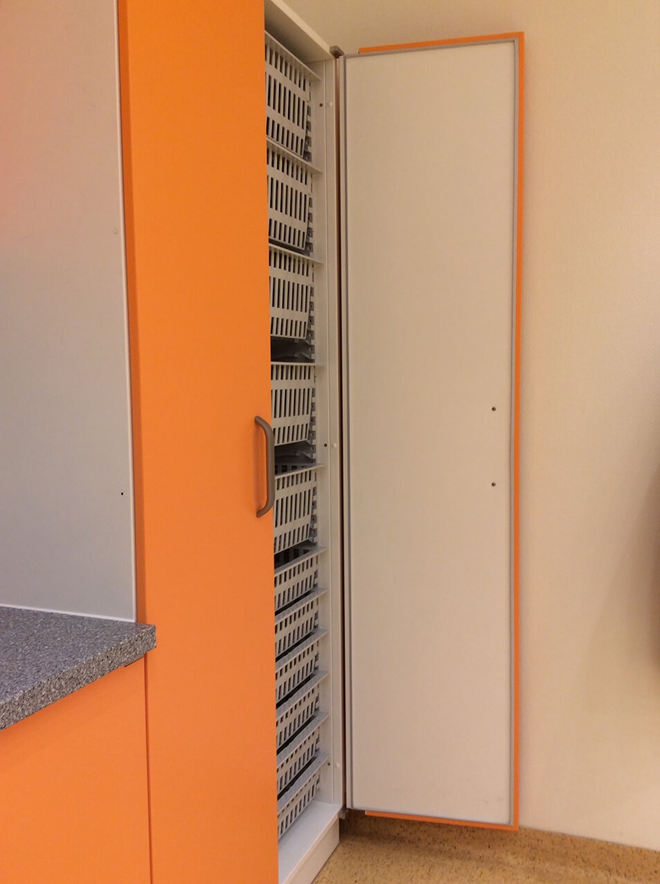 Moebelfolie-Unifarbe-Kuechenschrank-Kuechensanierung-Renovierung