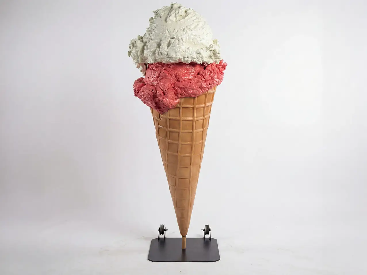 3D-Werbefigur-Werbeaufsteller-2-Kugel-Eis-Waffel-Metallfuss-Rollen-175cm
