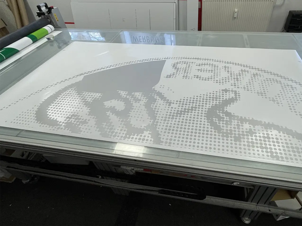 765-Schaufensterbeschriftung-Glasdekorfolie-entgittern