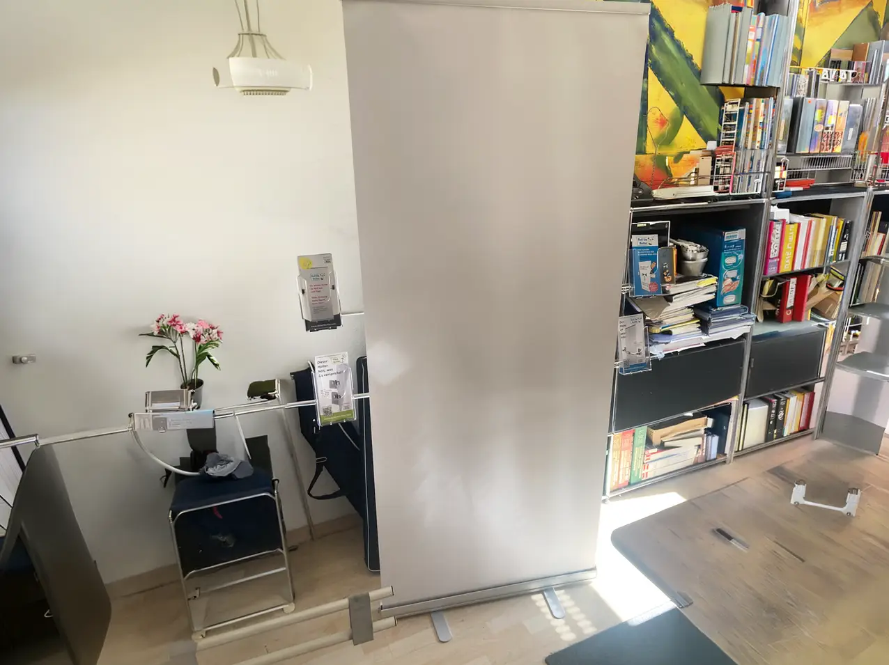 Roll-up-Displayhalterung-4-Acrylboxhalterungen-Doppelarm