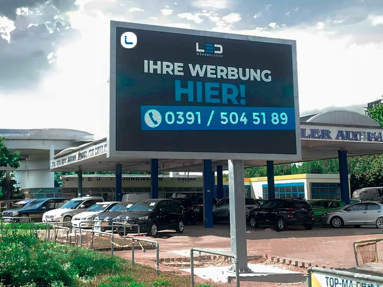 XXL-LED-Digitale-Werbeflaeche-Werbetafel-Mono-Saeule