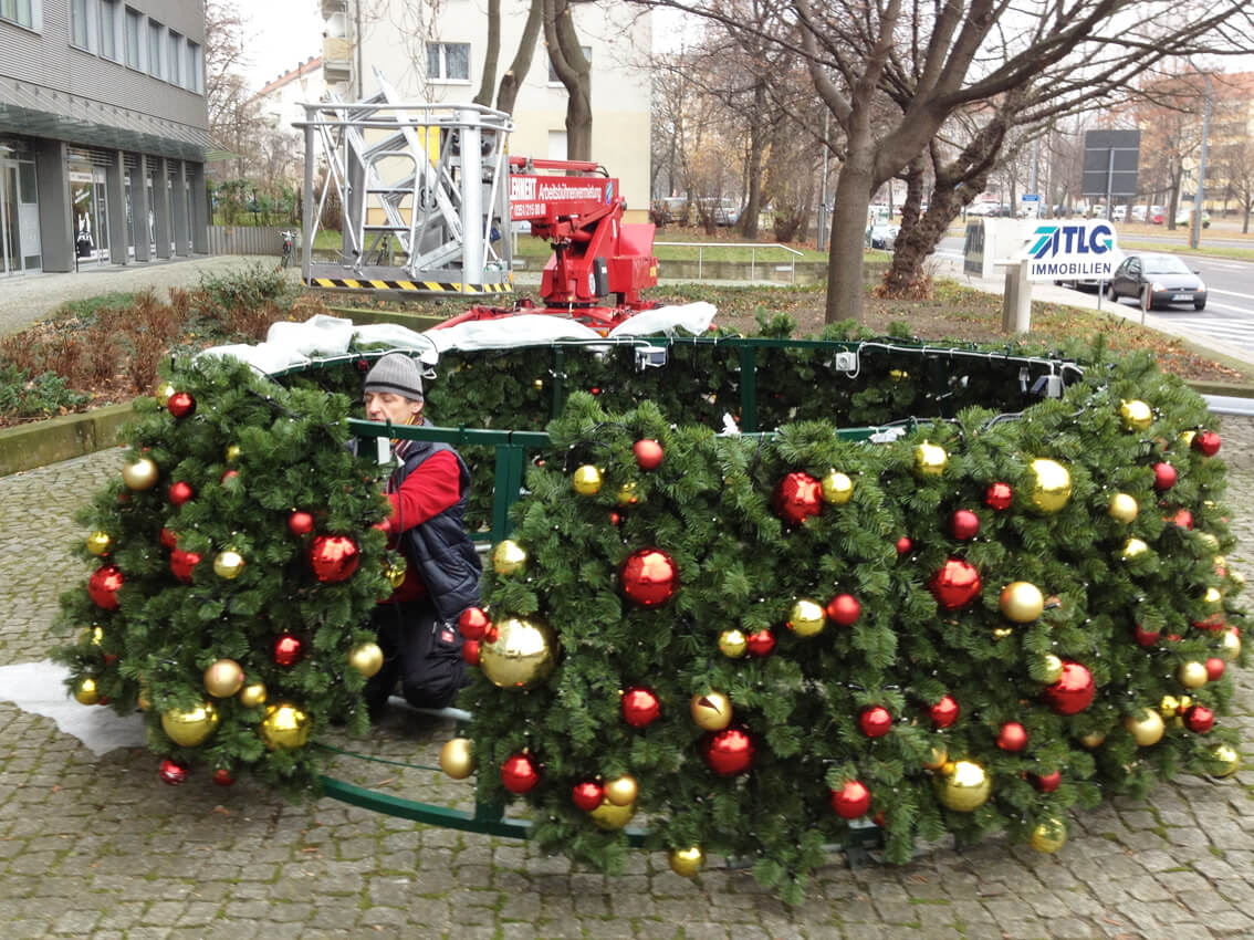 Weihnachtsbaum, Dekoration Weihnachtskugeln 500-grosser-kuenstlicher-Weihnachtsbaum-Montageteam-aufstellen