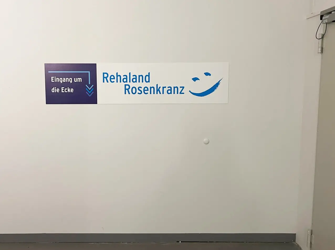 773-Objektbeschilderung_Schild Eingang um die Ecke-1