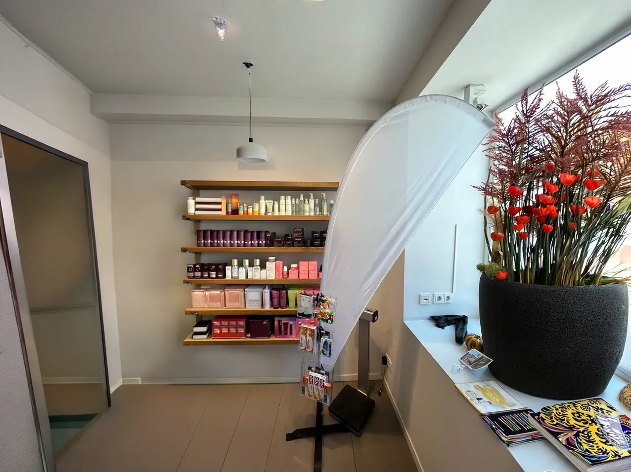 Flyerstaender-an-Beachflag-Acrylbox-Haltesystem-Apotheke-Shop