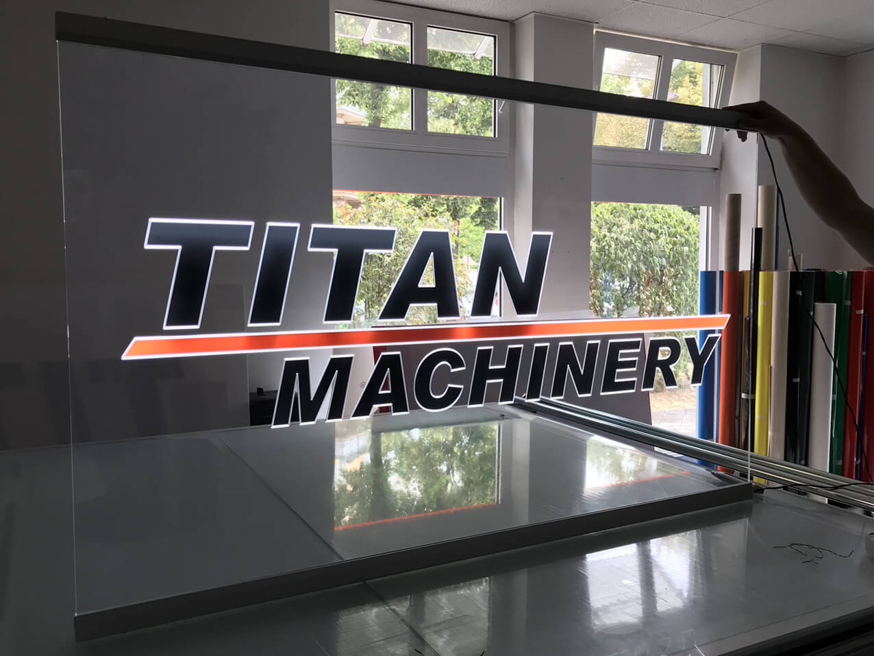 690-Leuchtschild-Leuchtreklame-Leuchtafel-Acryl-Gravur-graviert-leuchtend