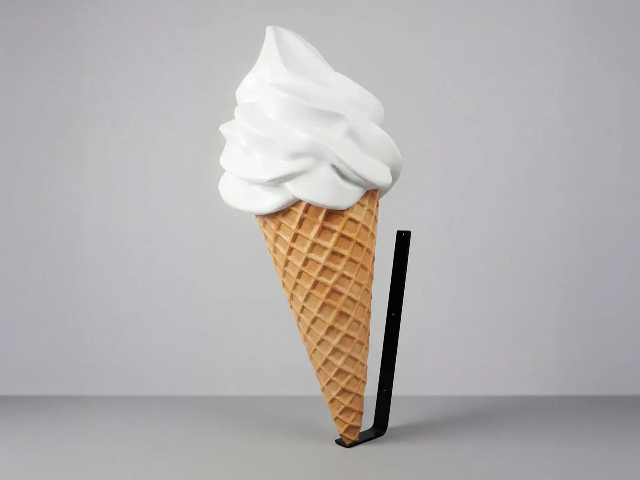 3D-XXL-Werbefigur-Wandhalterung-Dekorationsfigur-Eistuete-Softeis-Vanille