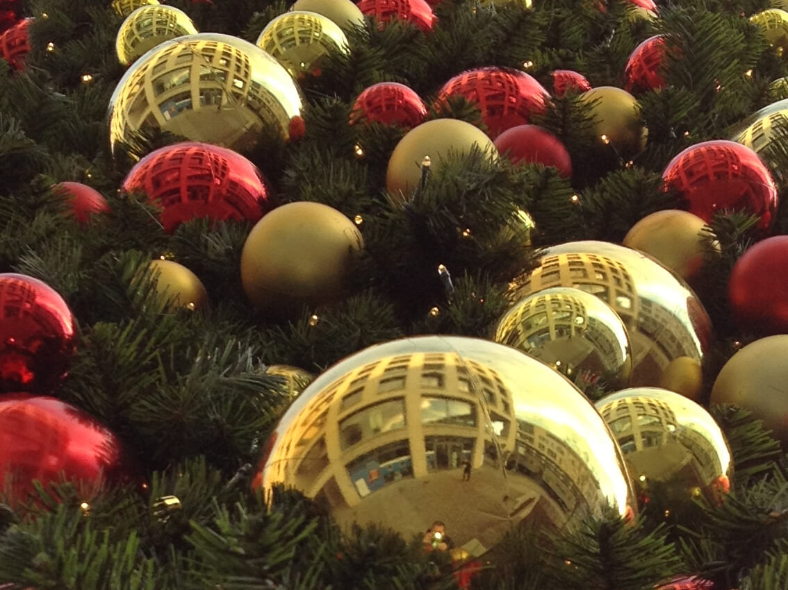 500-Weihnachtsbaum-grosse-Weihnachtskugeln-rot-gold-glaenzend
