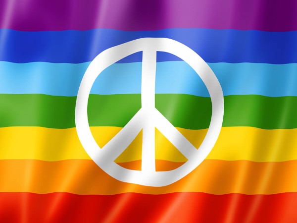 Regenbogenfahne mit Peace-Zeichen (Friedensfahne)